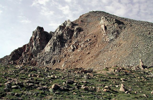 View from the upper end of the North Ridge, looking up at Huron's summit